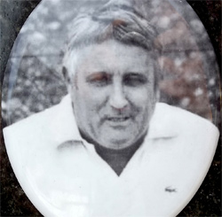 5 mars 2012, l'Association des "Anciens razeteurs" a déposé une plaque sur la tombe de Léo Dupont