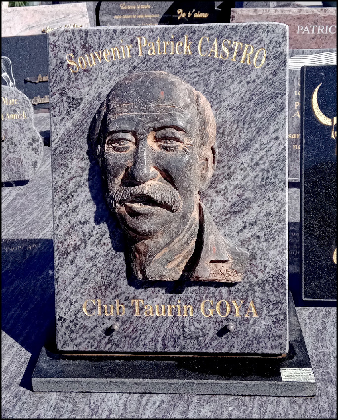 Sur sa tombe à Lunel
