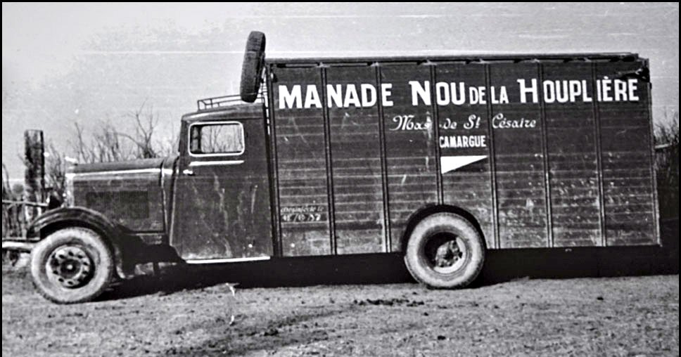 Le char de la manade Houplière - Bouvine et Traditions